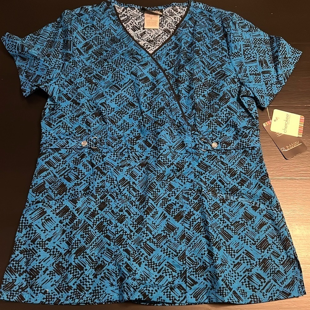 Cherokee‎ runway scrub top